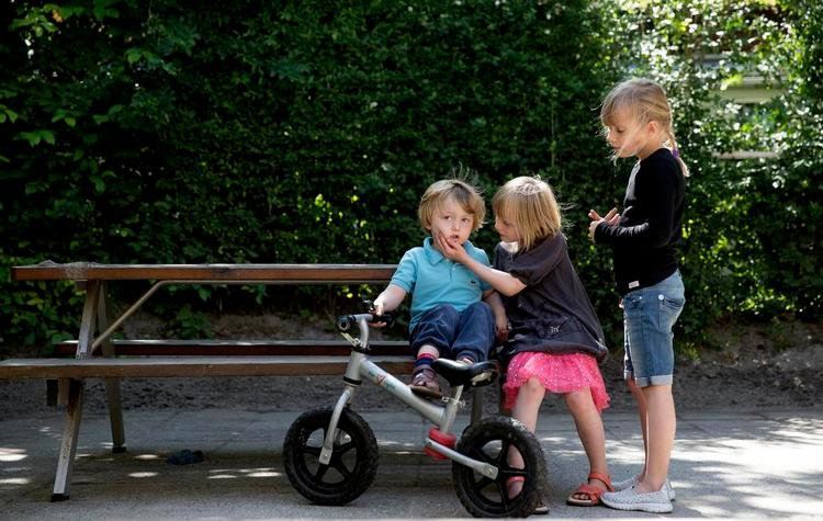 Leg. Mange børn til få voksne er hverdag i daginstitutioner. I Børnehuset Hurlumhej føler pædagogerne hver dag, at de går på kompromis med deres faglighed. 