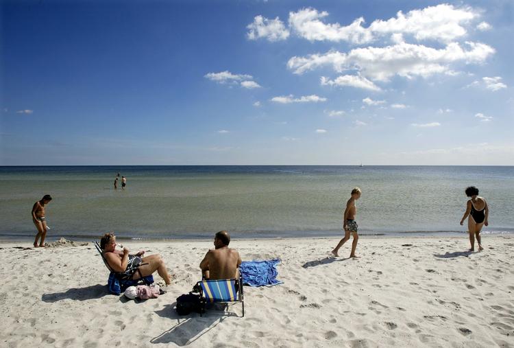 Strandvejr. Temperaturen i weekenden bliver mellem 22 og 27 grader. Lokalt kan det blive endnu varmere. Mest svalt vil der være ved kyster med pålandsvind, men der kommer ikke meget vind til at nedkøle weekenden. 