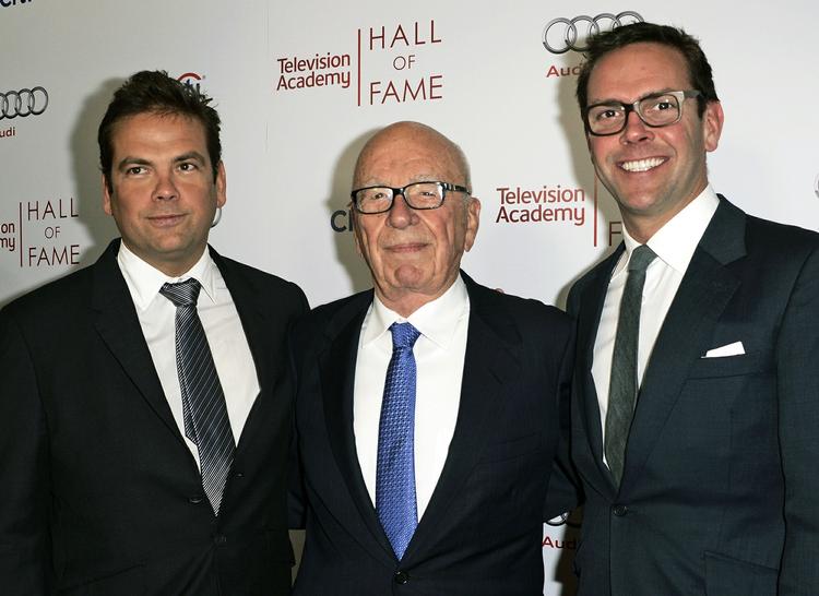 Farmand. Rupert Murdoch flankeret af sønnerne Lachlan og James Murdoch. 