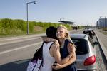 Deleøkonomi. Dorthe Olsen (th.) er en af de danskere, der allerede har taget deleøkonomiens tjenester til sig. Hun arbejder som konsulent og tager ofte folk med i bilen via samkørselstjenesten GoMore. Her med passageren Cintia Ramos. 