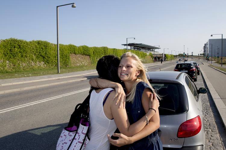 Deleøkonomi. Dorthe Olsen (th.) er en af de danskere, der allerede har taget deleøkonomiens tjenester til sig. Hun arbejder som konsulent og tager ofte folk med i bilen via samkørselstjenesten GoMore. Her med passageren Cintia Ramos. 