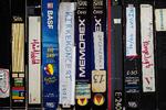 LONGPLAY. Betegnelsen E240, som man kan se på enkelte af disse gamle VHS-videobånd stod for 240 minutter - altså fire timers optagelse i alt. Så der var plads til to spillefilm. 