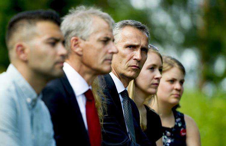 Fra venstre formand  for de norske socialdemokraters ungdomsparti, AUF, Mani Hussaini, formanden for Arbeiderpartiet, onas Gahr Støre og NATO-generalsekretær og tidligere statsminister Jens Stoltenberg under ceremonien på Utøya. 