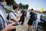 pokémon-venner. Alexander, Henrik og Alexander mødte hinanden på Dronning Louises Bro i jagten på pokémoner. Nu har de hængt ud med hinanden og spillet Pokémon Go hver dag i mere end en uge. 