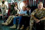 På Talefod. Ole Wøhlers Olsen (i midten) taler i en helikopter med sin chef, den amerikanske vicekonge i Irak, Paul Bremer. Dengang var tonen mellem dem stadig god. Arkivfoto: Kieran Doherty/AP 