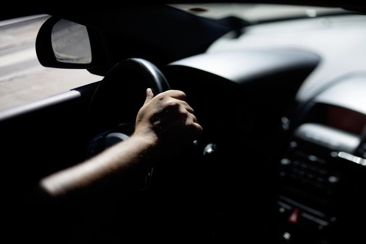 Samkørsel. Uber fastholder, at appen er en samkørselstjeneste. En af dem, der ikke kun bruger appen til samkørsel er chaufføren her. Siden han for tre uger siden sagde sit job som, har den sorte bil været hans levebrød. 