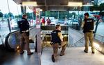 Skudepisode. Politiet i München har afspærret byens U-bahn i jagten på en eller flere gerningsmænd, der har skudt i et lokalt shoppingcenter. 