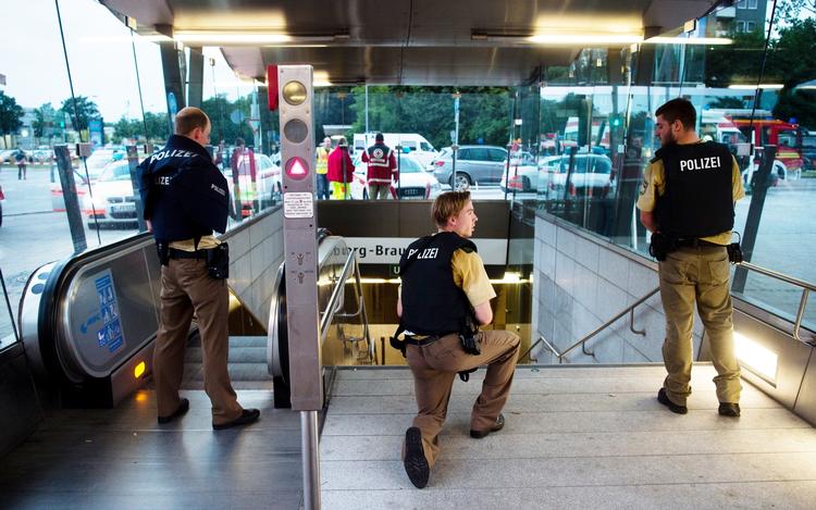 Skudepisode. Politiet i München har afspærret byens U-bahn i jagten på en eller flere gerningsmænd, der har skudt i et lokalt shoppingcenter. 