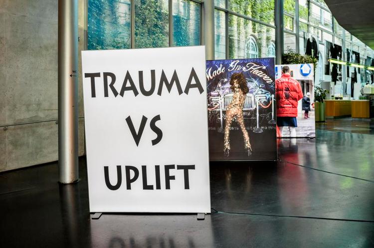 kapitalisme. Hele udstillingen er smurt ind i en omklamrende corporate stil af reklamespundne livsstilsslogans og stock photography. 