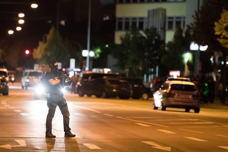 Sikkerhed. Tysk politi afspærrede i aftes det meste af München i jagten på en eller flere gerningsmænd til skudattantat, der har kostet flere tilfældige liget. 