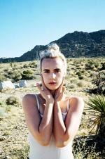 Maritim. MØ dukker op på Major Lazers 'Cold Water' som en slags maritim stadfæstelse af Justin Biebers omkvæd »I won’t let go/ I won’t let go, no no, no no no no/ I’ll be your lifeline tonight/ I won’t let go« 