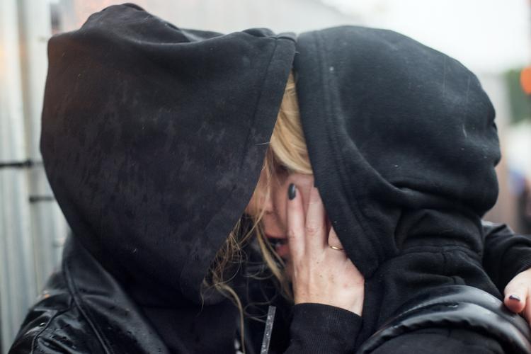 Kys. Måske er det lidt overvurderet, dette første kys? Der kommer jo mange, mange flere. . 