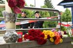 Sorg. I München sørger chokerede beboere, pårørende og andre ofre, efter en 18-årig mand i går skød vildt omkring sig og tog livet af ni personer. 