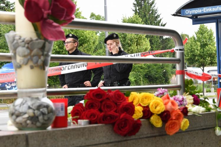 Sorg. I München sørger chokerede beboere, pårørende og andre ofre, efter en 18-årig mand i går skød vildt omkring sig og tog livet af ni personer. 