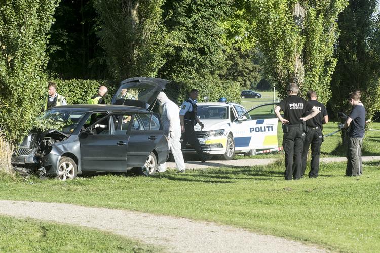 Ulykke. Biljagt endte i dobbelt færdseldrab i Valbyparken. Her undersøges flugtbilen. 