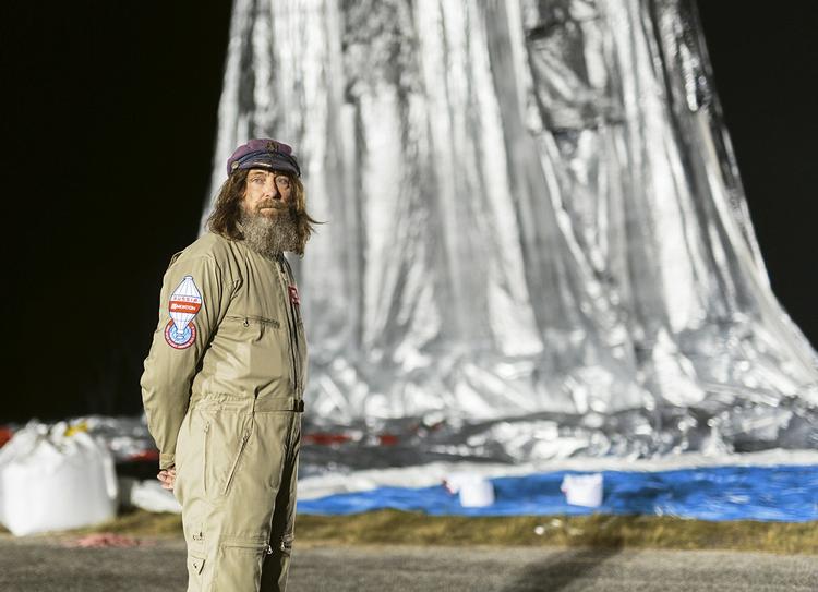 Varmluftstransport. Ballonskipper Fjodor Konjukhov foran sin ballon, der er ved at blive fyldt med helium før det succesfulde rekordforsøg. 