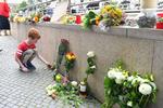 Ofre. Blomster og tårer ved det indkøbscenter, hvor en 18-årig gerningsmand i går gik til angreb. Horst Seehofer, Bayerns ministerpræsident, har også været forbi. 