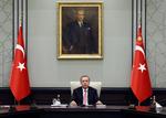Udrensning. Tyrkiets præsident, Recep Tayyip Erdogan, har siden sidste uges fejlslagne militærkupforsøg slået hårdt ned på alle dem, der kunne mistænkes for at have spillet en rolle i kuppet. Tusindvis af soldater er arresteret, tusindvis af dommere og anklagere er fjernet fra deres poster, titusindvis af embedsfolk er ligeledes fjernet, hjemmesider er blokeret og 34 journalister har fået frataget deres pressekort. Her ses Erdogan ved bordenden til et ekstraordinært møde i Tyrkiets nationale sikkerhedsråd onsdag 20. juli. 