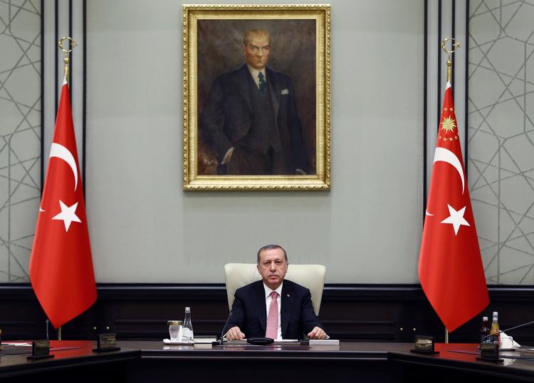 Udrensning. Tyrkiets præsident, Recep Tayyip Erdogan, har siden sidste uges fejlslagne militærkupforsøg slået hårdt ned på alle dem, der kunne mistænkes for at have spillet en rolle i kuppet. Tusindvis af soldater er arresteret, tusindvis af dommere og anklagere er fjernet fra deres poster, titusindvis af embedsfolk er ligeledes fjernet, hjemmesider er blokeret og 34 journalister har fået frataget deres pressekort. Her ses Erdogan ved bordenden til et ekstraordinært møde i Tyrkiets nationale sikkerhedsråd onsdag 20. juli. 
