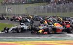 start. Nico Rosberg fik en skidt start i poleposition i Ungarn, og så skød  Lewis Hamilton (tv) frem og tog føringen, som briten holdt løbet ud. 
