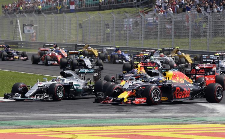 start. Nico Rosberg fik en skidt start i poleposition i Ungarn, og så skød  Lewis Hamilton (tv) frem og tog føringen, som briten holdt løbet ud. 