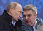 afgørelse. Den internationale olympiske komite, IOC, og præsident Thomas Bach (th) lader Ruslands atleter og præsident Vladimir Putin (tv) slippe billigt trods beviser på massiv statskontrolleret dopingmisbrug. 