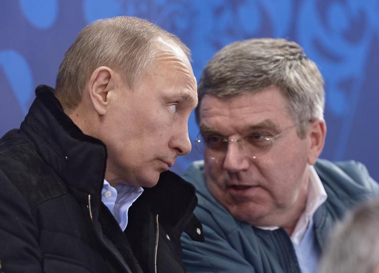 afgørelse. Den internationale olympiske komite, IOC, og præsident Thomas Bach (th) lader Ruslands atleter og præsident Vladimir Putin (tv) slippe billigt trods beviser på massiv statskontrolleret dopingmisbrug. 