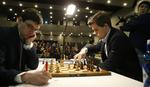 stjerne. Magnus Carlsen (th) skal senere på året forsvare sit verdensmesterskab i skak. Men i mellemtiden bliver nordmanden tv-stjerne. 
