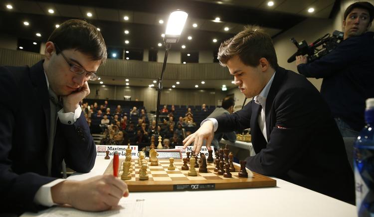 stjerne. Magnus Carlsen (th) skal senere på året forsvare sit verdensmesterskab i skak. Men i mellemtiden bliver nordmanden tv-stjerne. 