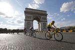 suveræn. Den britiske Tour-vinder Chris Froome (th) på brostenene i Paris kort før afslutningen på den sidste etape i årets franske rundtur. 