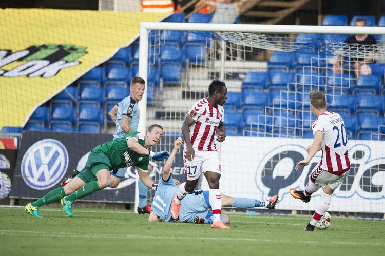 sejrsmål. AaB's Christian Bassogog (midt) har med bolden kæmpet sig gennem Randers-forsvaret, da bolden triller fra ham - til holdkammeraten Marco Meilinger, som scorer kampens eneste mål. 