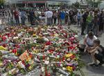 Massedrab. Blomsterhav foran det indkøbscenter i München, hvor ni personer fredag blev dræbt af en gerningsmand, der senere skøde seig selv. 