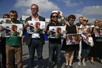 Ytringsfrihed. Demonstration i fredags i Istanbul, hvor blandt andet Reportere Uden Grænsers genraldirektør Christophe Deloire, holder fotos af blandt andre foreningens lokale repræsentant Erol Onderoglu, akademikeren Sebnem Korur Fincanci og journalist Ahmet Nesin,, der er anholdt af det tyrkiske styre. Nu kræves flere journalister anholdt. 