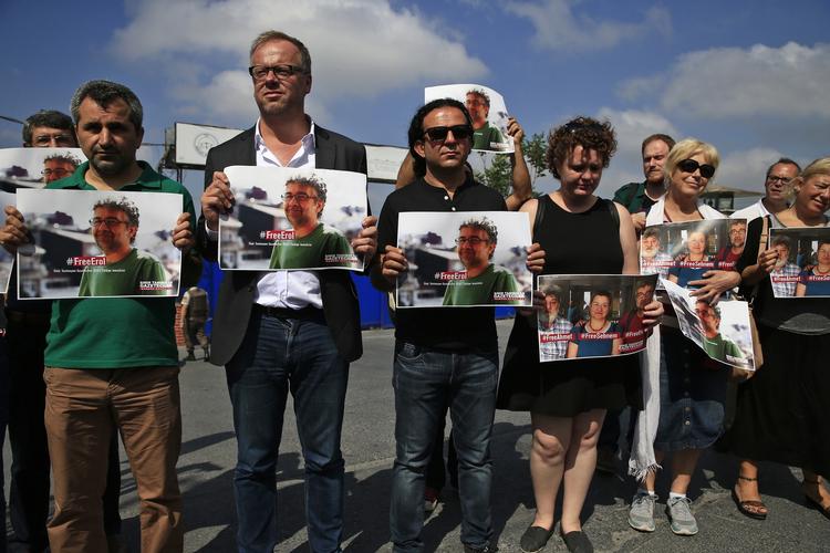 Ytringsfrihed. Demonstration i fredags i Istanbul, hvor blandt andet Reportere Uden Grænsers genraldirektør Christophe Deloire, holder fotos af blandt andre foreningens lokale repræsentant Erol Onderoglu, akademikeren Sebnem Korur Fincanci og journalist Ahmet Nesin,, der er anholdt af det tyrkiske styre. Nu kræves flere journalister anholdt. 