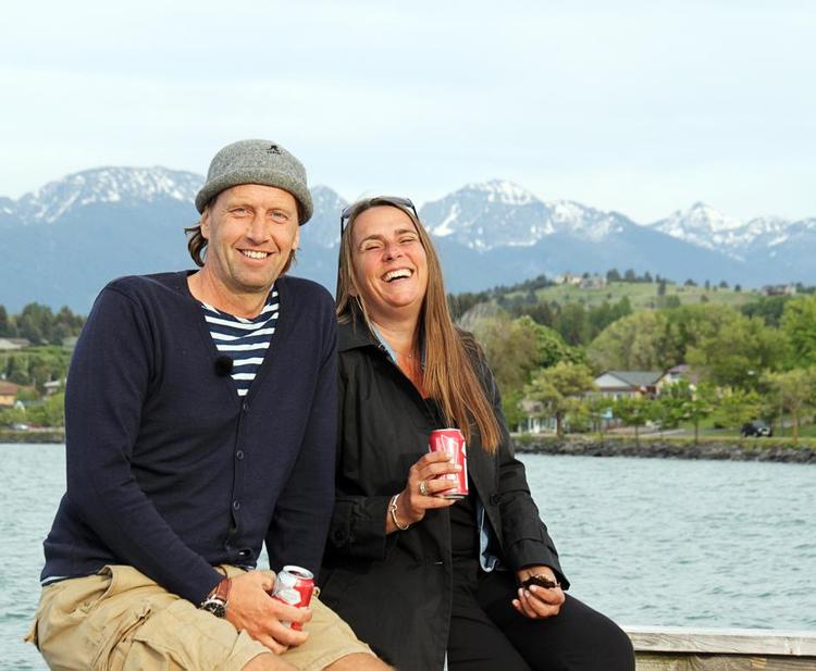 Hygge. Tv-journalist Anders Agger og tv-kok Anne Hjernøe har taget seerne med til USA. Medieanmelderen savner en kritisk tilgang til dem, de møder. 