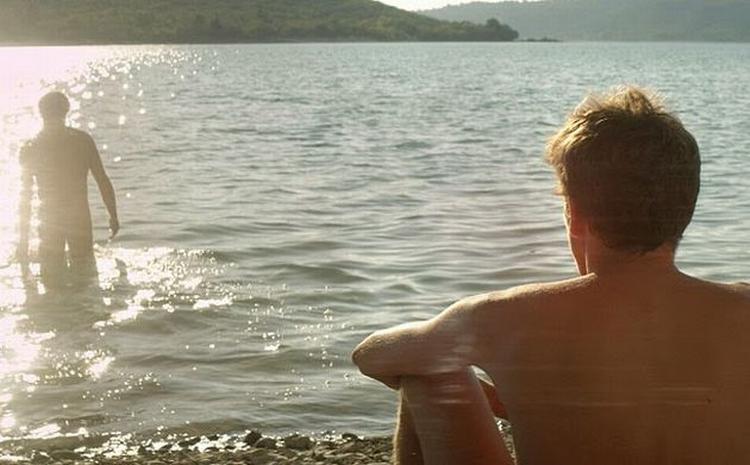 gys. Der er gys ved søen, hvor Franck forelsker sig i morderen Michel. 