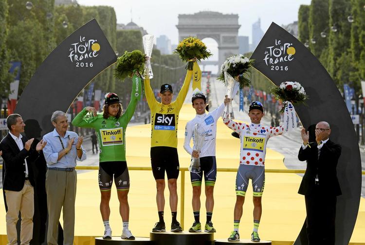 Iført den prikkede trøje hyldedes Rafal Majka sidste år for tredje gang som bjergkonge i Tour de France. De øvrige ryttere på podiet er briten Chris Froome i gult, slovakken Peter Sagan i grønt og englænderen Adam Yates i hvidt. 