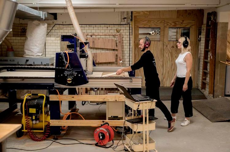 Hjemmelavet Ignacio Garcia Lenaro og Helga Jóseps står bag en CNC fræser , der ligesom 3D printeren bliver brugt til digital fremstilling, når private værksteder producerer design. Foto: Peter Hove Olesen 