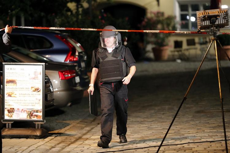 POLITI i kampuniform undersøger den pitoreske plads i byen Reutlingen, hvor en 27-årig flygtning fra Syrien i går sprængte sig selv i luften og sårede 12 andre. – Foto: Matthias Schrader 