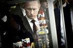 Mail-lækage. Russiske hackere har stjålet e-mails fra demokraterne. Nogle tror, at Putin forsøger at få Trump til magten. 