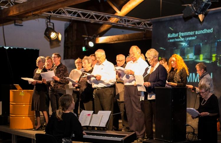 LINDRING. Fire danske kommuner har fået tildelt satspuljermidler fra Sundhedsstyrelsen til at tilbyde kulturaktiviteter såsom korsang og teaterforestillinger som en behandlingsform til langtidsledige og psykisk ustabile borgere. Her ses KOL-koret fra Vordinborg Kommune, som er en del af projektet. Foto: Vordingborg Kommune 