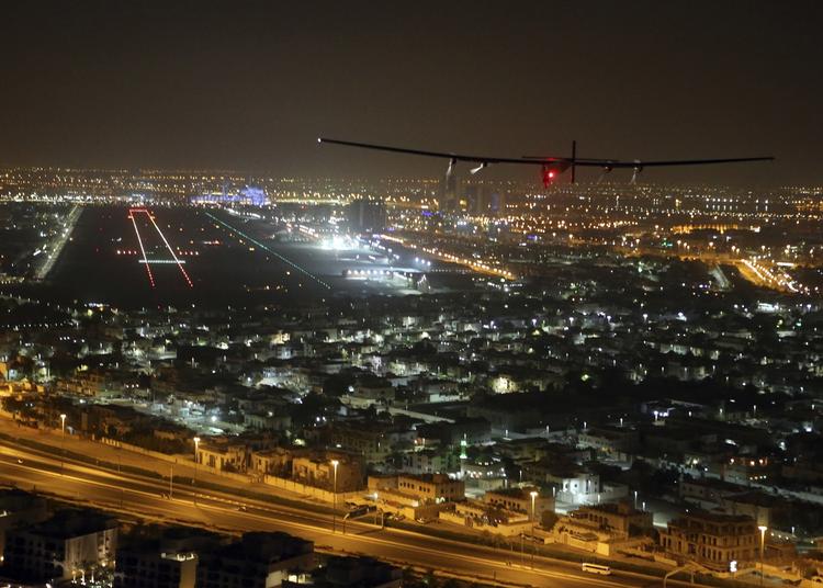 Klimavenligt. The Solar Impulse 2 ved indflyvningen til lufthavnen i  Abu Dhabi ved afslutningen af den historiske luftfærd. 