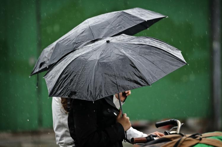 Sommer. Kraftigt regnvejr ramte flere steder i landet. 