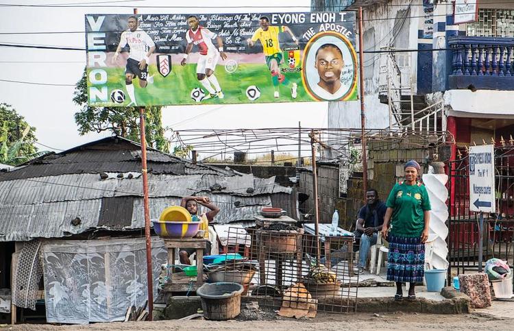 apostlen. Fodboldspilleren Eyong Enoh pryder mange plakater i sin hjemby, Tikoi Cameroun, hvor han er det store idol, fordi han har opnået en fin karriere. Overalt i Afrika blomstrer drømmene om at leve af fodbolden - det fortalte Nana Agyemang bl. a., da han sidste år var til Dana Cup i Hjørring som træner for ghanesiske Lizzy FC. 
