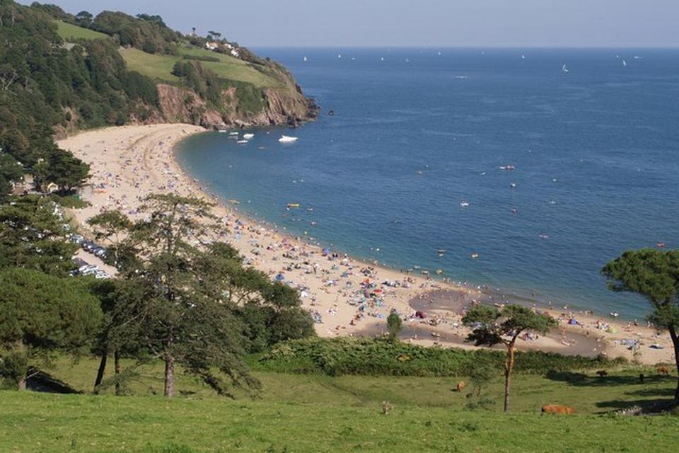 2. Blackpool Sands. Der er Blackpool og der er Blackpool Sands. Det er to vidt forskellige steder, og billedet her er fra Blackpool Sands på sydkysten i Devon. Her er fred og ro og gode muligheder for fred og ro på sandstranden. Blackpool ligger 500 kilometer nord ved kysten nord for Liverpool og er en bimlende og bamlende ferieby af den støjende slags. 