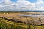 Saunton Sands. Her er vi på nordkysten af Devon, og stranden er et paradis for drageflyvere. Fra tid til anden spærres stranden af på grund af nogle endnu større flyvende objekter. Det britiske flyvevåben træner nemlig start og landing på sandstrande med store Hercules C-130-fragtfly. I den periode må man søge tilflugt i de mange sandklitter. 