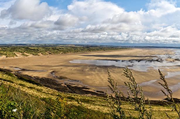 Saunton Sands. Her er vi på nordkysten af Devon, og stranden er et paradis for drageflyvere. Fra tid til anden spærres stranden af på grund af nogle endnu større flyvende objekter. Det britiske flyvevåben træner nemlig start og landing på sandstrande med store Hercules C-130-fragtfly. I den periode må man søge tilflugt i de mange sandklitter. 