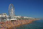 Brighton. Stranden ligger i gåafstand af mange af byens hoteller, restauranter og pubber. Det er en livlig by, der kaldes 'London by the Sea'. Der er gode surferstrand, og man kan ikke undgå en tur ud på Brighton Pier fra 1899. 