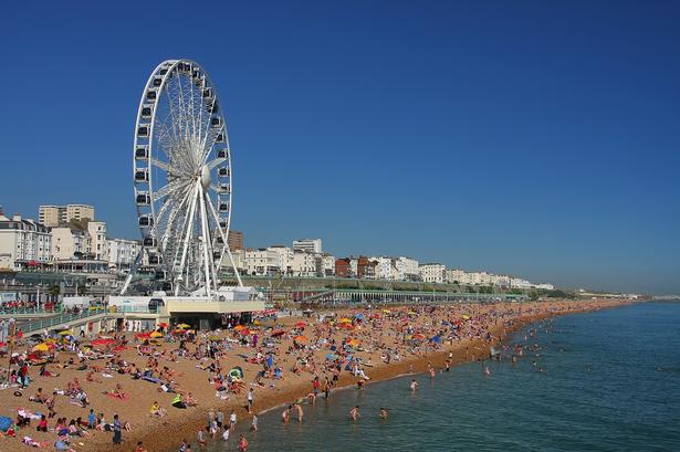 Brighton. Stranden ligger i gåafstand af mange af byens hoteller, restauranter og pubber. Det er en livlig by, der kaldes 'London by the Sea'. Der er gode surferstrand, og man kan ikke undgå en tur ud på Brighton Pier fra 1899. 
