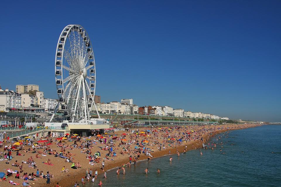 Brighton. Stranden ligger i gåafstand af mange af byens hoteller, restauranter og pubber. Det er en livlig by, der kaldes 'London by the Sea'. Der er gode surferstrand, og man kan ikke undgå en tur ud på Brighton Pier fra 1899. 